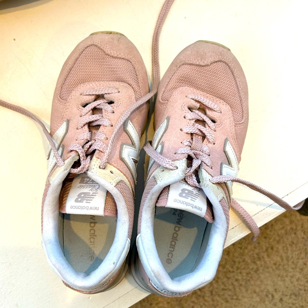 Classic New Balance Women’s 574 Sneaker; Blush Pink, GUC